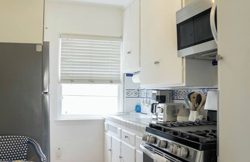 North of Wilshire Apartamento | Bright Studio retreat - Walk to shops/dining - C