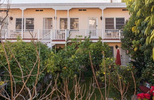 North of Wilshire Apartamento | Bright Studio retreat - Walk to shops/dining - C