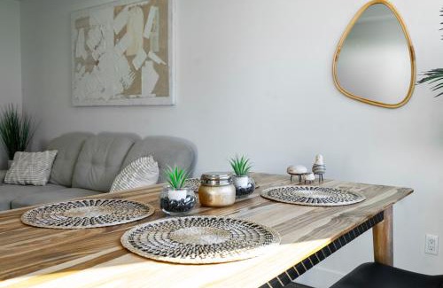 Hollywood Apartamento | Bright & Stylish 1-Bedroom, Walk to Netflix, Perfect for Long Stays FREE PARKING