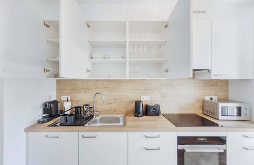 Gare Apartamento | City Center Comfort: 2BR, Workspace, Smart TV