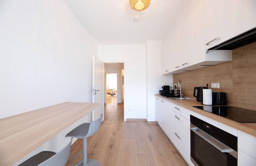 Gare Apartamento | City Center Comfort: 2BR, Workspace, Smart TV