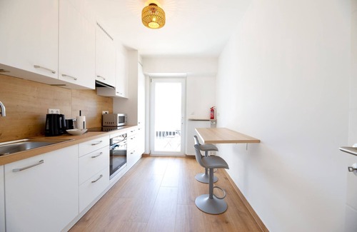 Gare Apartamento | City Center Comfort: 2BR, Workspace, Smart TV