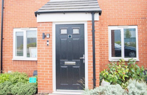 Holbrooks Casa | Bright & Stylish 3-Bed house