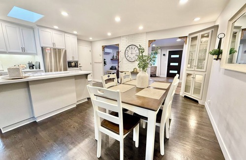 Bull Mountain Casa | Bright & Stylish Home: Ideal Traveler’s Retreat!
