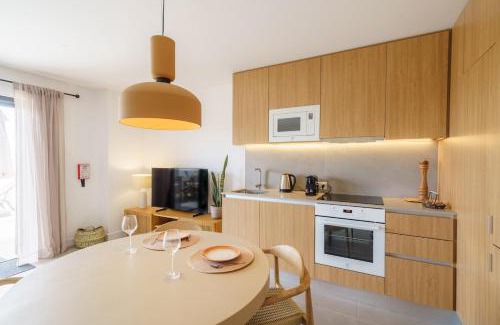 Barril de Cima Apartamento | Bright & Stylish Retreat by the Sea Near Ericeira