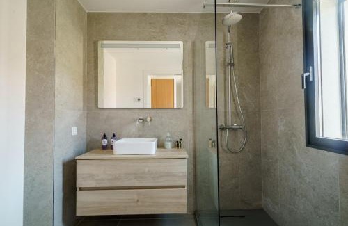 Barril de Cima Apartamento | Bright & Stylish Retreat by the Sea Near Ericeira