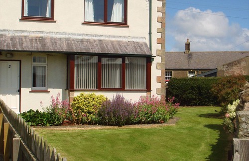 Belford Cabaña | Bright, sunny cottage with garden to three sides & overlooking fields