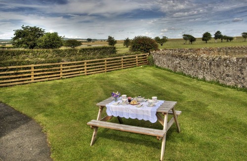 Belford Cabaña | Bright, sunny cottage with garden to three sides & overlooking fields