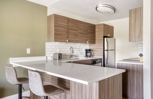 Sunnyvale West Apartamento | Bright Sunnyvale 1BR w/ W/D, Pool & Gym, near Safeway, by Blueground