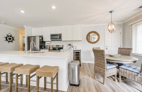 Sea Trail Condominio | Bright Sunset Beach Condo w/ Golf Course View