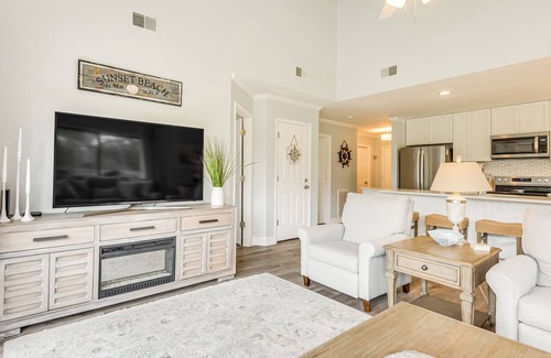 Sea Trail Condominio | Bright Sunset Beach Condo w/ Golf Course View
