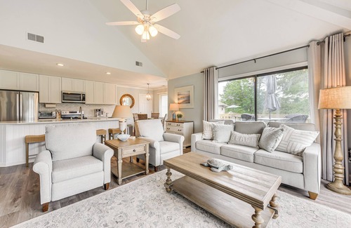 Sea Trail Condominio | Bright Sunset Beach Condo w/ Golf Course View