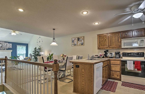 Gladstone Casa | Bright Townhome < 10 Mi to Dtwn Kansas City!
