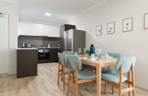 Attadale Apartamento | Vibrant 2BR Apt, Free WiFi, 3-min walk to Swan River, near cafes and CBD