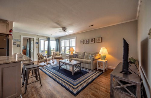 Avon Condominio | Bright, updated oceanfront home with shared pool, private deck, & great views
