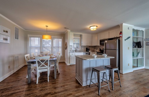 Avon Condominio | Bright, updated oceanfront home with shared pool, private deck, & great views