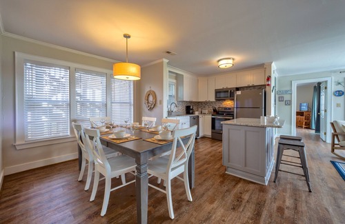 Avon Condominio | Bright, updated oceanfront home with shared pool, private deck, & great views