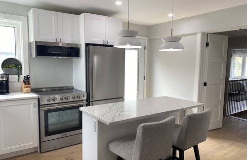 South End Apartamento | Bright Upper One Bedroom in South Halifax! New!