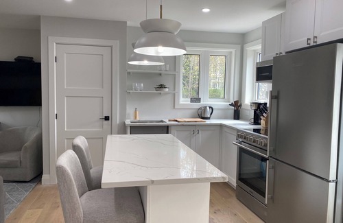 South End Apartamento | Bright Upper One Bedroom in South Halifax! New!