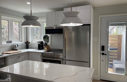 South End Apartamento | Bright Upper One Bedroom in South Halifax! New!