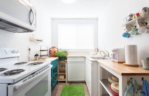 Sunnyside Casa | Bright Urban Guesthouse, Walk to Cafe and Shops, campo de práctica de golf en el patio trasero