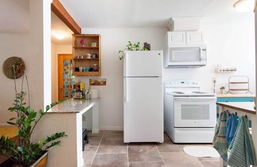 Sunnyside Casa | Bright Urban Guesthouse, Walk to Cafe and Shops, campo de práctica de golf en el patio trasero