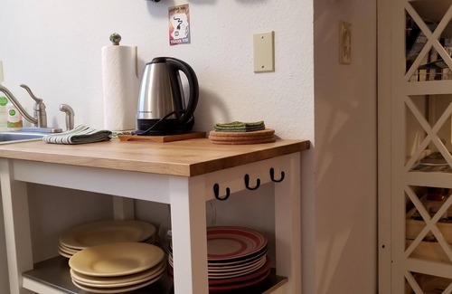 Sunnyside Casa | Bright Urban Guesthouse, Walk to Cafe and Shops, campo de práctica de golf en el patio trasero