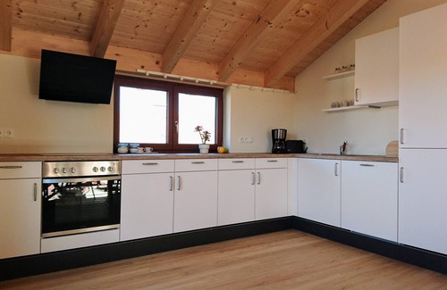 Altusried Apartamento | Apartamento luminoso, techo abierto, para 5 personas. 10 minutos para Center Parcs.