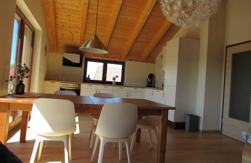 Altusried Apartamento | Apartamento luminoso, techo abierto, para 5 personas. 10 minutos para Center Parcs.