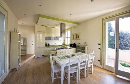 Monte Casa | Villa luminosa en las colinas del lago de Garda