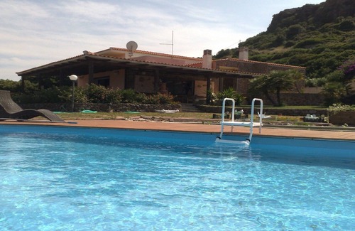 Terrabianca Villa | Villa luminosa con piscina privada, rodeada de césped y vistas al mar