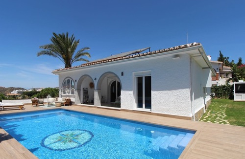 Las Acacias Villa | Luminosa Villa con Vistas al mar y Piscina