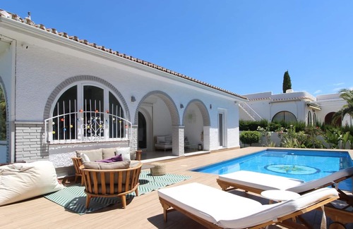 Las Acacias Villa | Luminosa Villa con Vistas al mar y Piscina