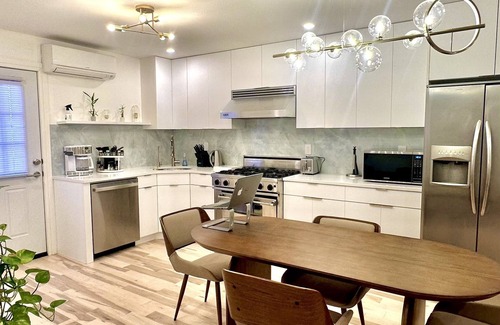 Crown Heights Apartamento | Bright, warm, luxe hideaway”w” private backyard