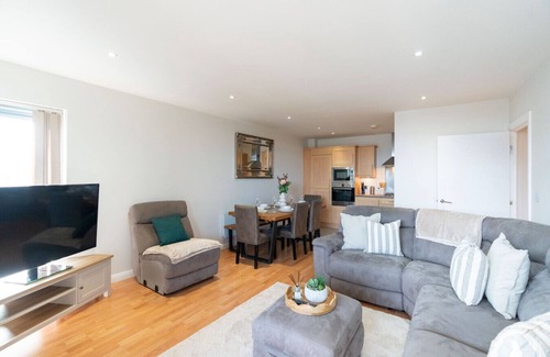 Watford Apartamento | Bright Watford Home | Balcony + Parking Included