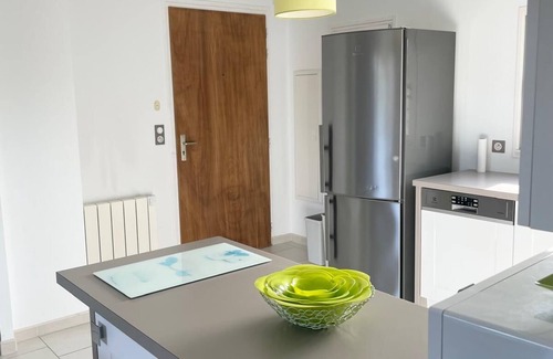 Salies-de-Bearn Apartamento | Bright, well-equipped T3 near downtown with balcony