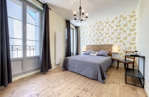 Saugues Cama Y Desayuno | Habitación Amarilla Luminosa con Baño Privado en Saugues