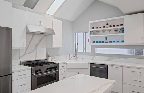 Hill Section Casa | Brighten Up, You're @ The Beach!