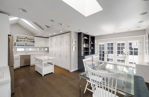 Hill Section Casa | Brighten Up, You're @ The Beach!