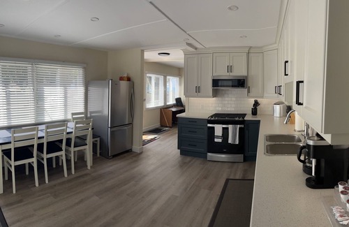 Brights Grove Cabaña | Brights Grove Lake View Cottage