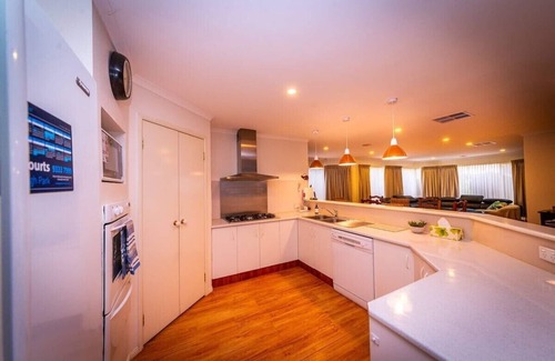 Craigieburn Casa | Brightside -wifi/Nflix /Theatre room/Near Airport