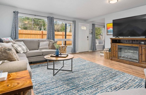 Brightwood Casa | Brightwood Beauty, Pet Friendly, Hot Tub, Indoor Shuffleboard, Fire-Pit, 15 Miles to Government Camp