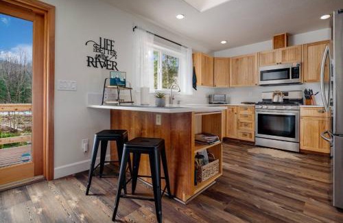 Brightwood Casa | Brightwood Riverfront Getaway
