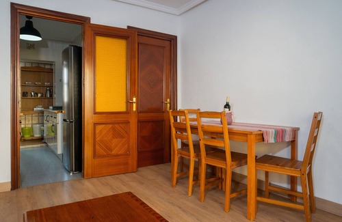 Pio XII Apartamento | Brigth Apartamento 'Macarena' con balcón, Wi-Fi y aire acondicionado
