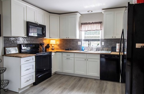 Knoxville Casa | Brilliance of Bradshaw! 10 min from Downtown Knoxville!