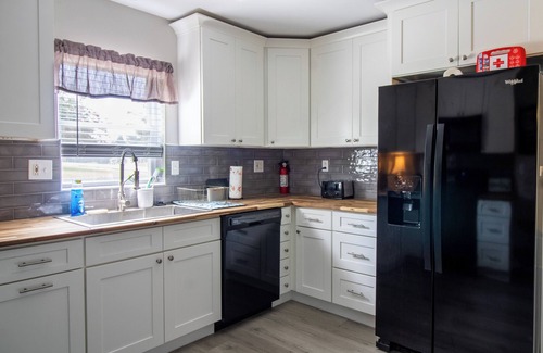 Knoxville Casa | Brilliance of Bradshaw! 10 min from Downtown Knoxville!