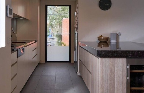 South Melbourne Apartamento | Brilliant Townhouse in Sensational Sth Melb. Law