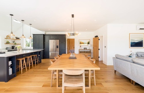 Uckington Casa | Brilliantly Modern, Spacious 4 Bed Family Home | Pass the Keys