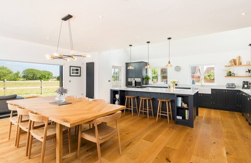 Uckington Casa | Brilliantly Modern, Spacious 4 Bed Family Home | Pass the Keys