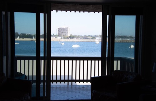 South Mission Beach Condominio | Brillantemente bañado por el sol condominio frente al mar en las arenas de South Mission Bay
